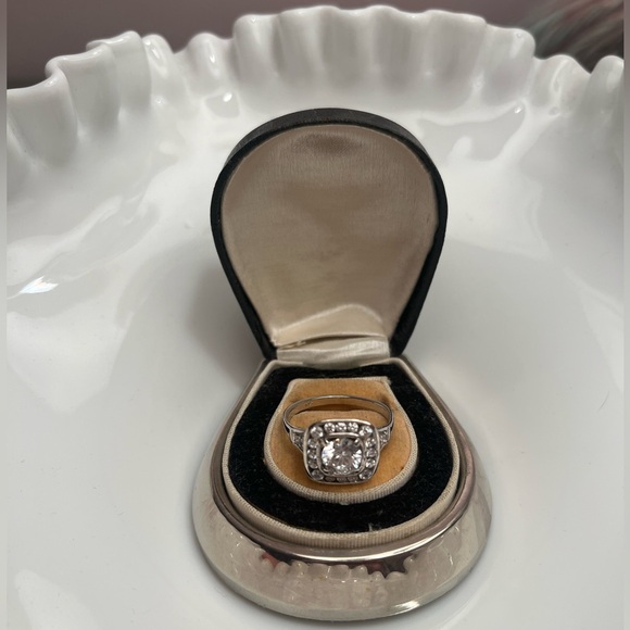 10K White Gold Ring with 21 Dazzling Cubic Zirconias - Picture 2 of 3
